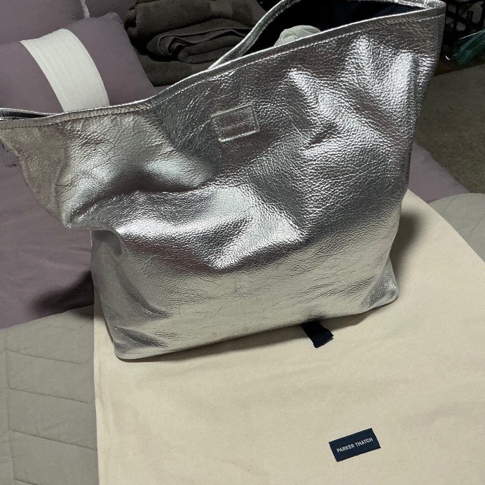 Parker Thatch XL Jane bag in silver. Excellent Condition. Beautiful!!